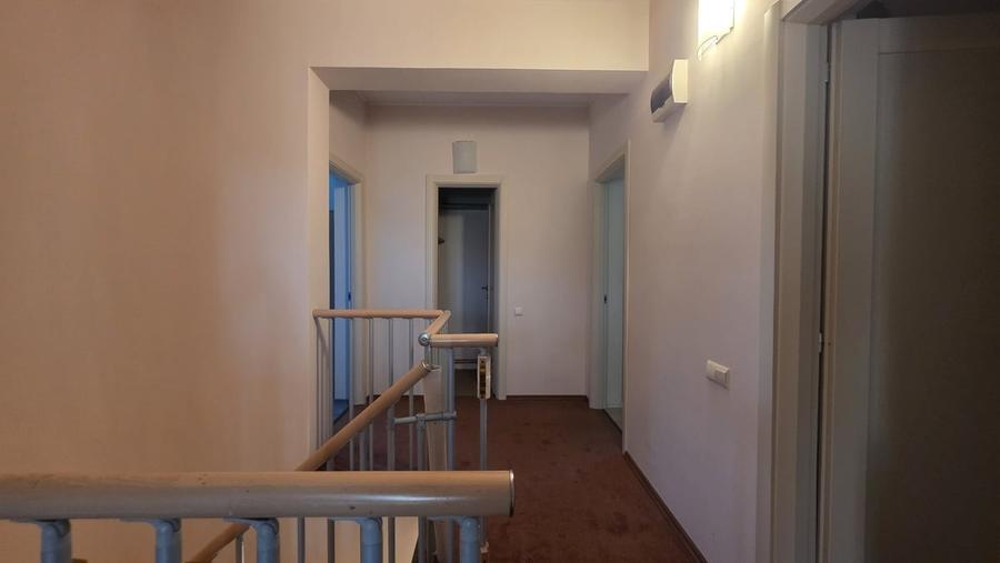 Casă cu 6 camere cu Teren 640 Mp în Grădiștea