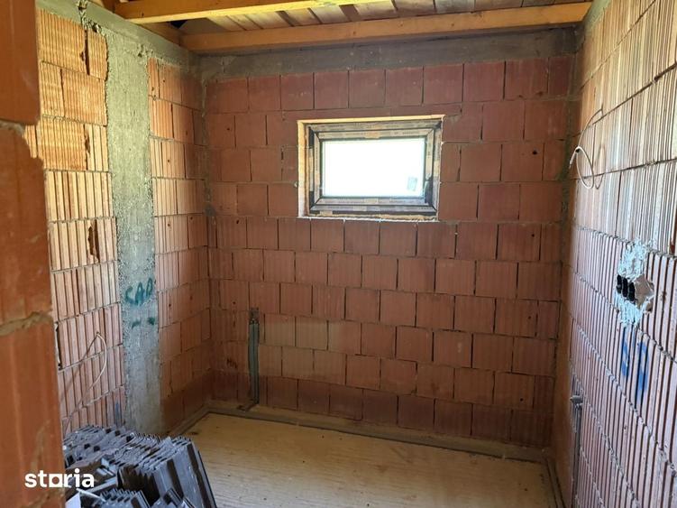 Casă cu 4 camere cu Teren 400 Mp în Slimnic