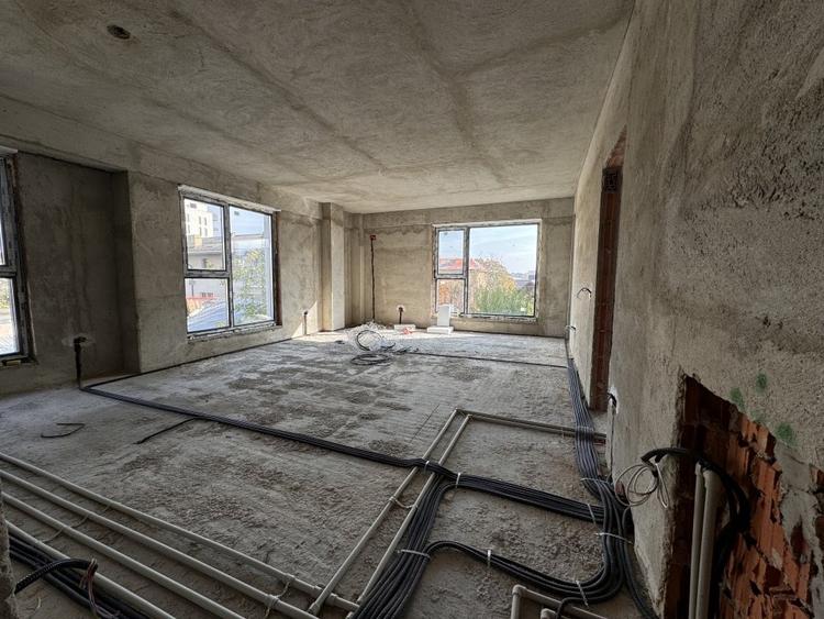 Apartament cu 3 camere decomandat în Băneasa