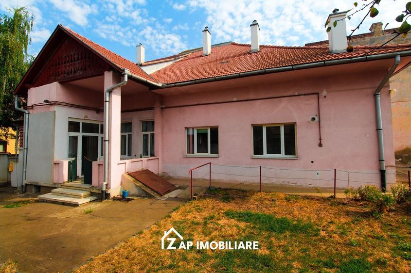 Casă individuală cu 5 camere cu Canalizare în Central