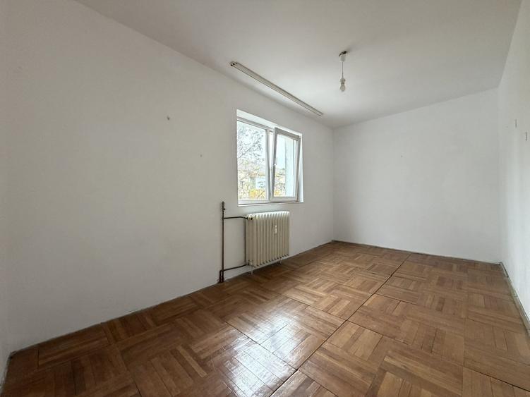 Apartament cu 3 camere nedecomandat, mobilat în P-ța Doina