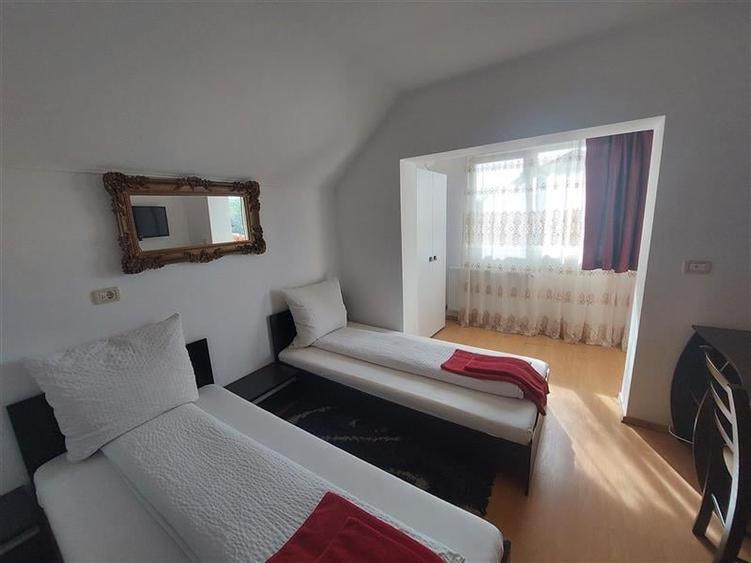 Casă individuală cu 10 camere cu Canalizare în Poltur