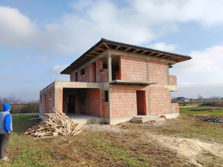 Casă La Roșu + 4870 mp intravilan împrejmuit Sălsig! - 3