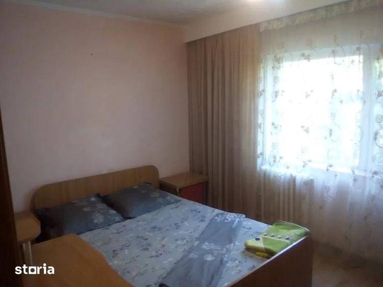 Apartament cu 3 camere semidecomandat în Rovine
