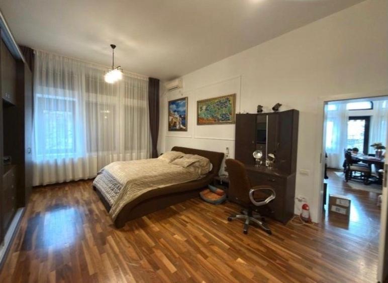 Apartament cu 4 camere, mobilat în Dacia