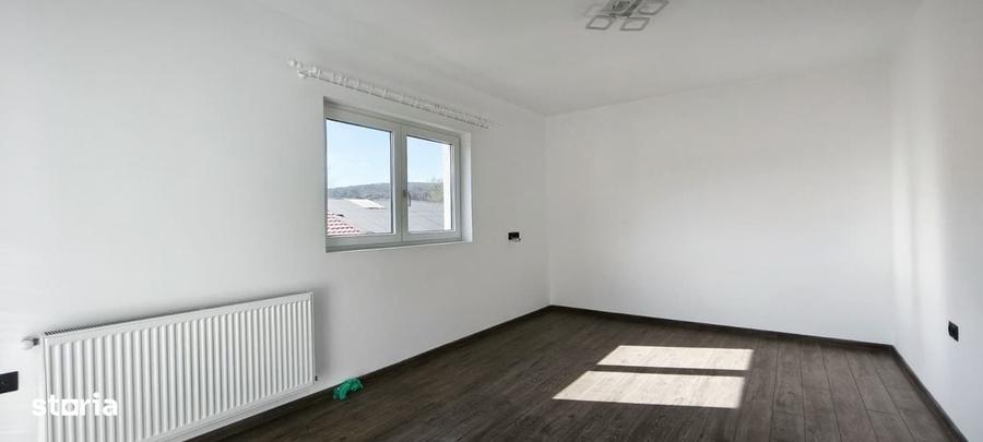 Casă cu 4 camere în Livezeni