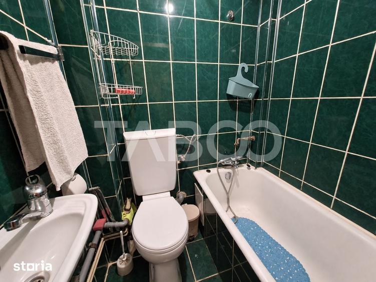 Apartament cu 3 camere semidecomandat în Tineretului