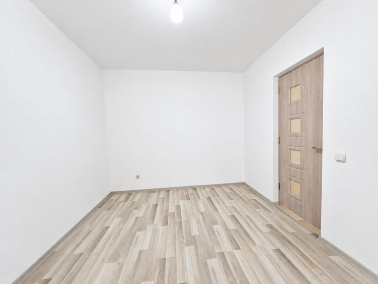 Apartament cu 3 camere semidecomandat în Micro 19