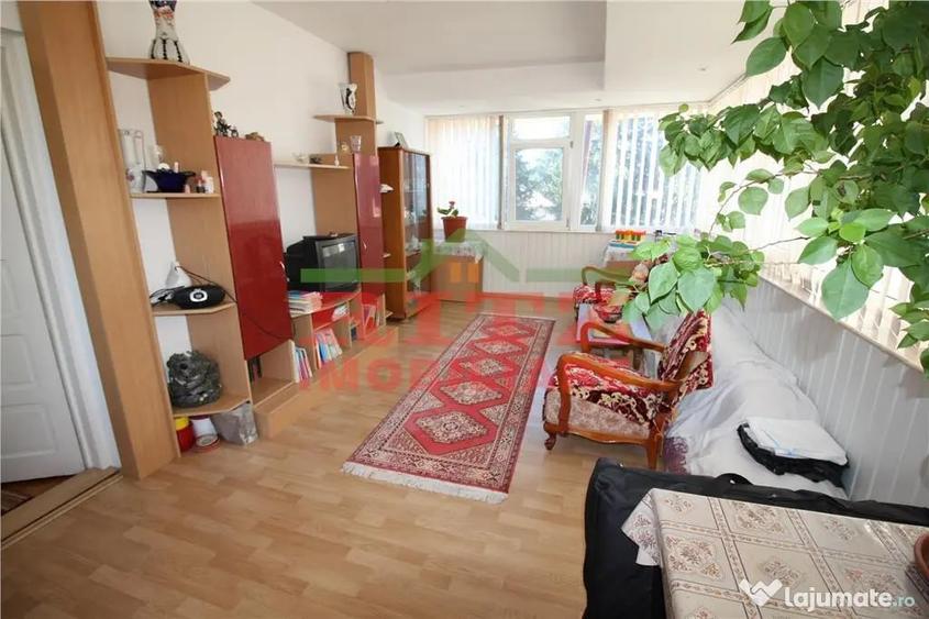 Casă cu 8 camere cu Teren 445 Mp în Orașul de Jos