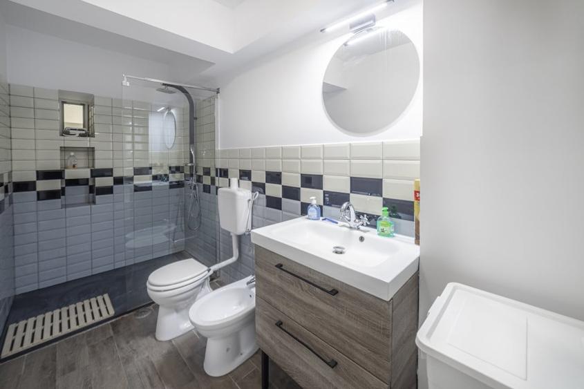 Apartament cu 3 camere semidecomandat, mobilat în Mihai Bravu