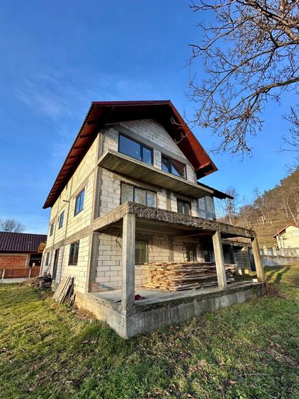 Casă cu 4 camere în Rozavlea