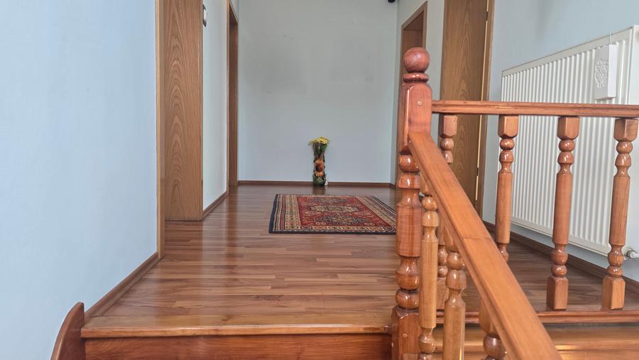 Casă cu 5 camere cu Teren 1159 Mp în Zăvoi