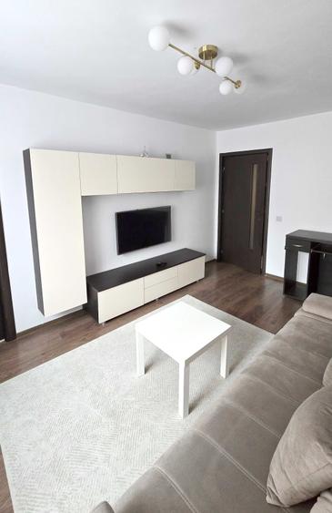 Apartament cu 4 camere semidecomandat, mobilat în Exterior Vest