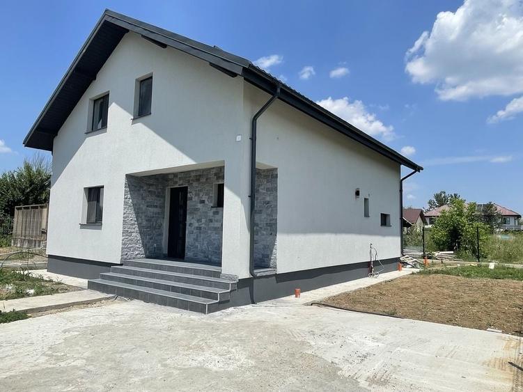 Casă cu 4 camere în Dragomirești-Deal