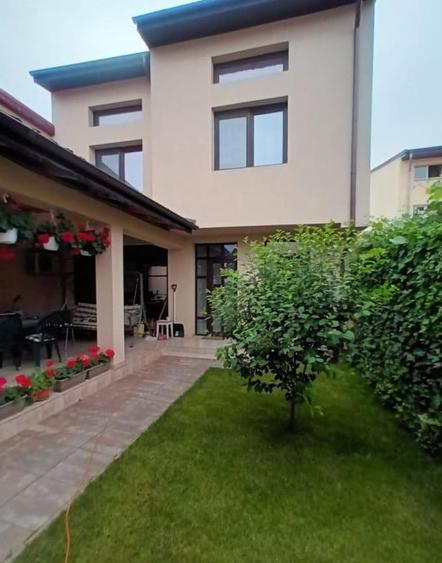 Casă individuală cu 6 camere cu Canalizare în Giulești
