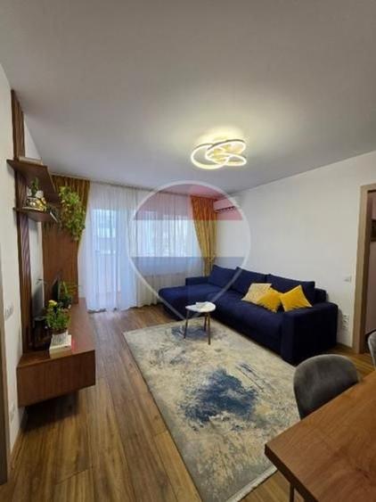 Apartament cu 3 camere semidecomandat, mobilat în Podu Roș