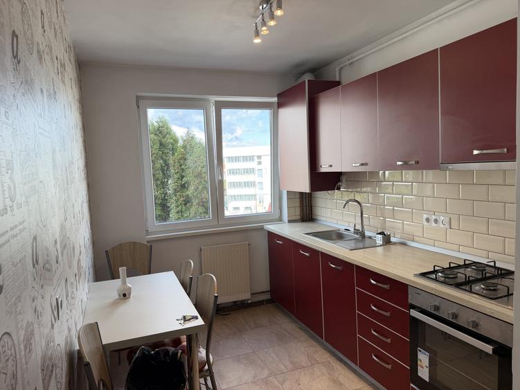 Apartament cu 3 camere decomandat, mobilat în Central