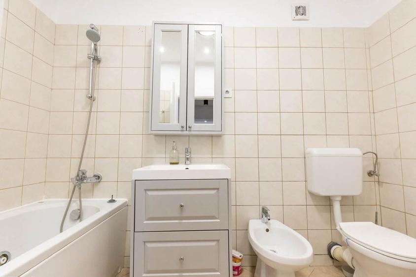 Apartament cu 3 camere decomandat, mobilat în Decebal