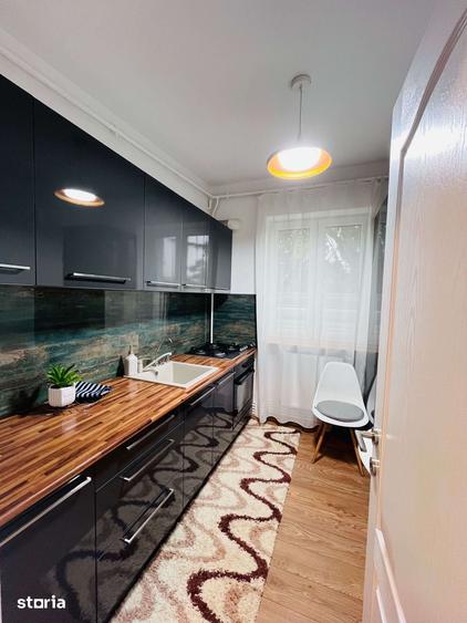 Apartament cu 3 camere semidecomandat, mobilat în Central