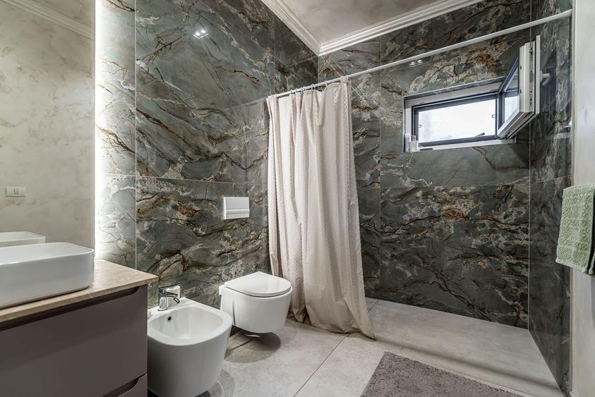 Casă individuală cu 4 camere cu Canalizare în Bujac