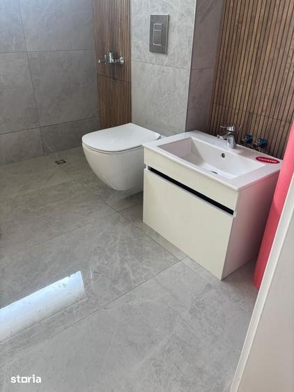 Casă cu 5 camere cu Teren 440 Mp în Malu Mare