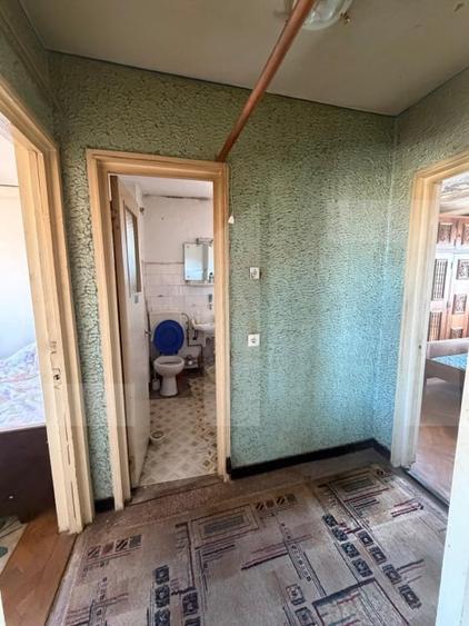 Apartament cu 3 camere semidecomandat în Craiovița Nouă