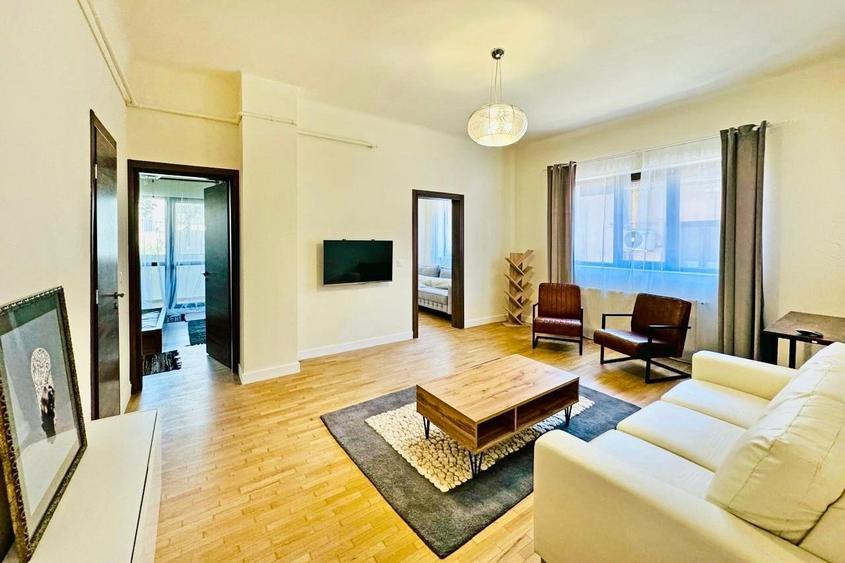 Apartament cu 3 camere semidecomandat în P-ța Dorobanți