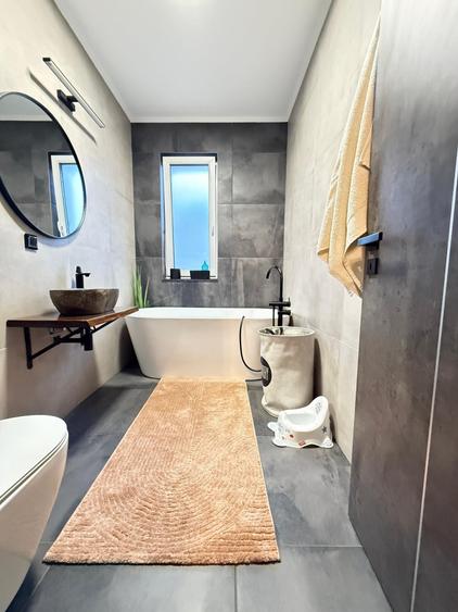 Apartament cu 3 camere semidecomandat, mobilat în Florești
