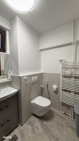 Apartament cu 3 camere semidecomandat în Centrul Civic