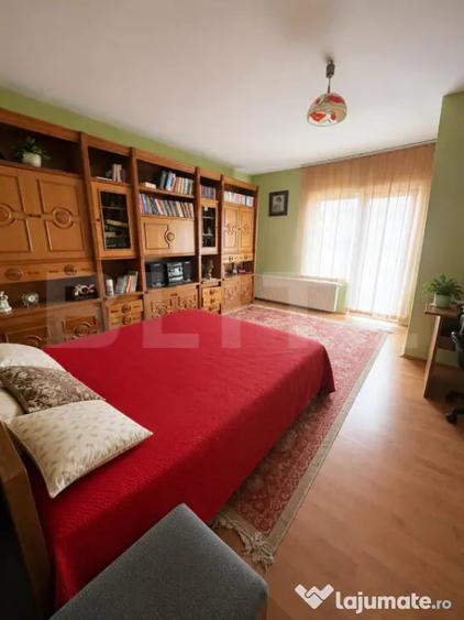 Casă cu 7 camere cu Teren 3940 Mp în Central