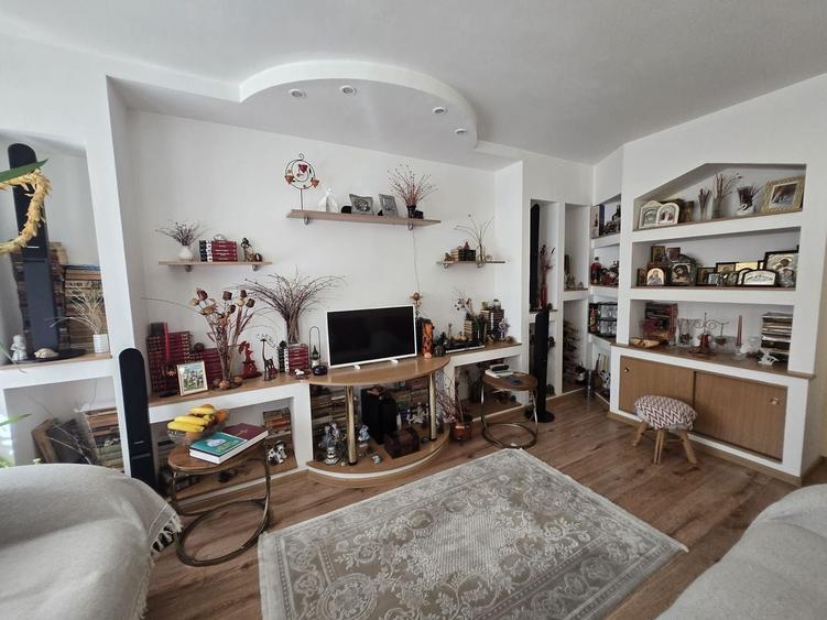 Apartament cu 3 camere  de vanzare - B dul 1 Mai - 11