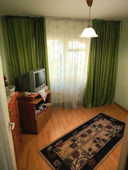 Apartament cu 3 camere semidecomandat în Mioriței
