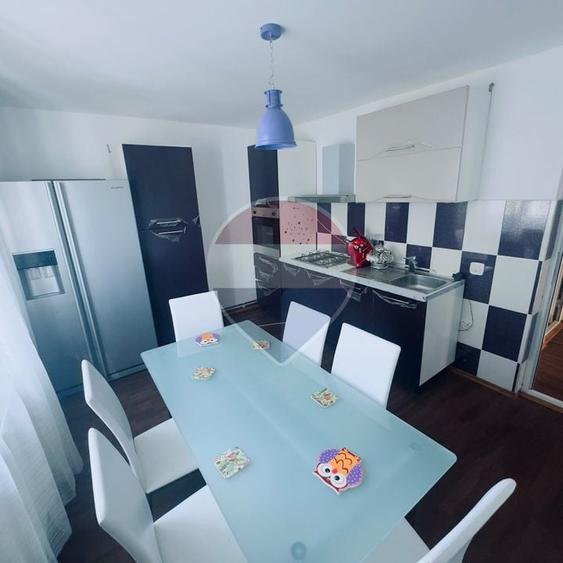 Casă individuală cu 5 camere cu Teren 300 Mp în Central