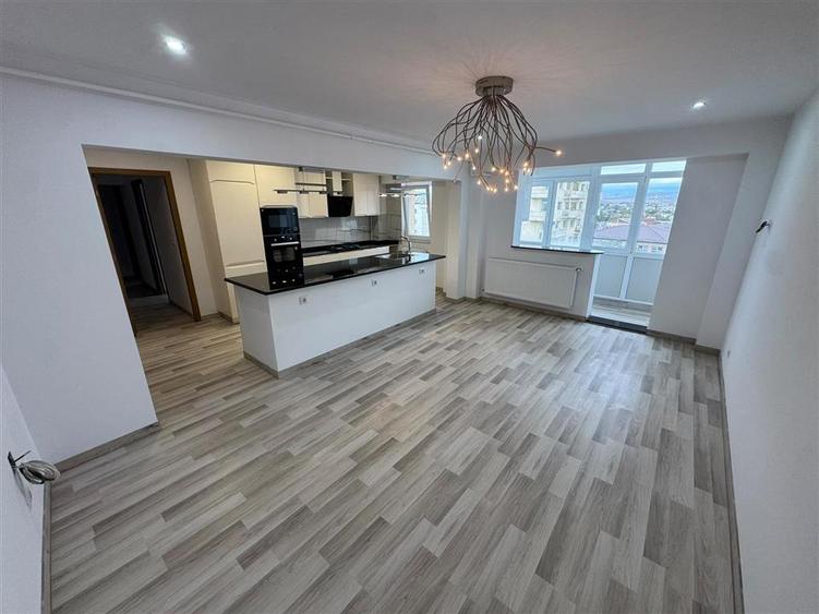 Apartament cu 3 camere decomandat, mobilat în Ultracentral