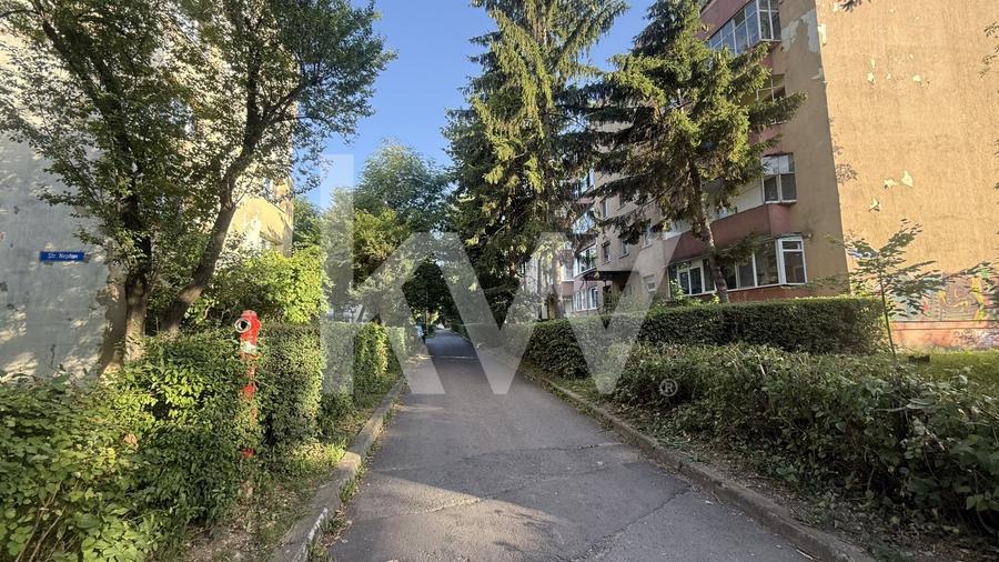 Apartament cu 3 camere decomandat în Astra