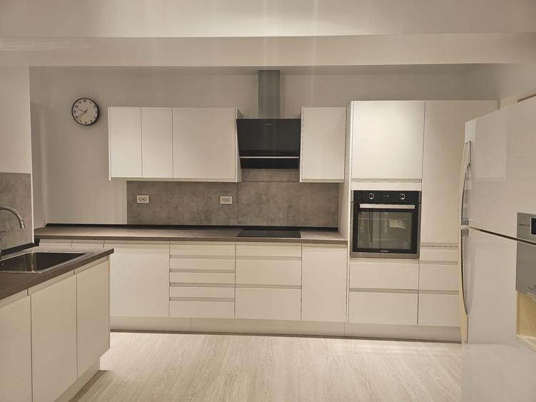 Apartament cu 4 camere, mobilat în Decebal