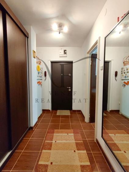 Apartament cu 3 camere semidecomandat în Obor