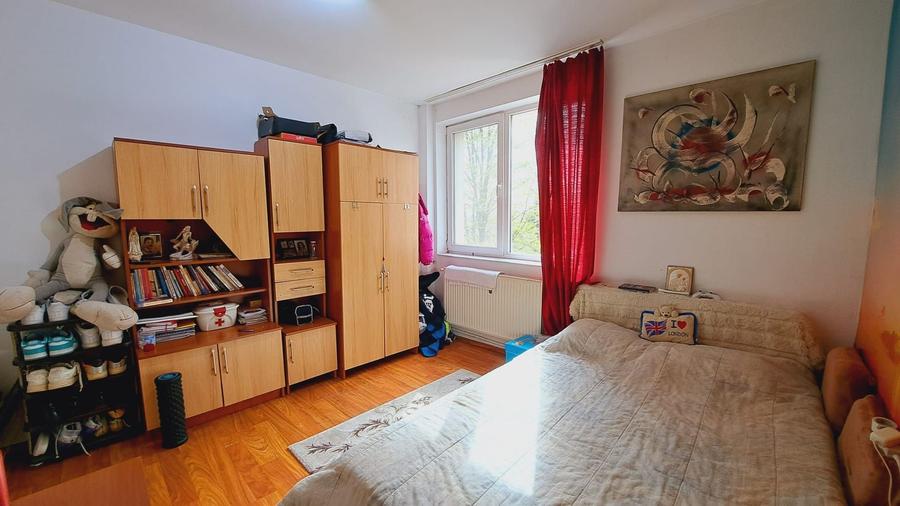 Apartament cu 3 camere semidecomandat, mobilat în 1 Mai