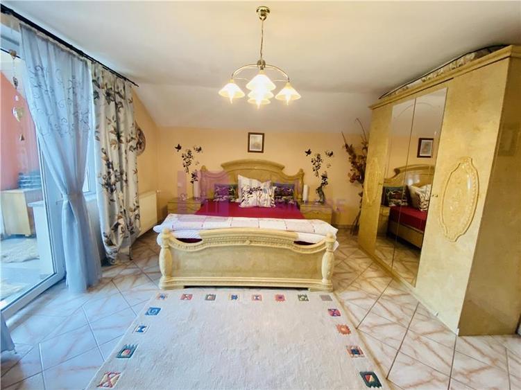 Casă individuală cu 7 camere cu Teren 1035 Mp în Central