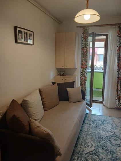 Apartament cu 3 camere decomandat în Olteni