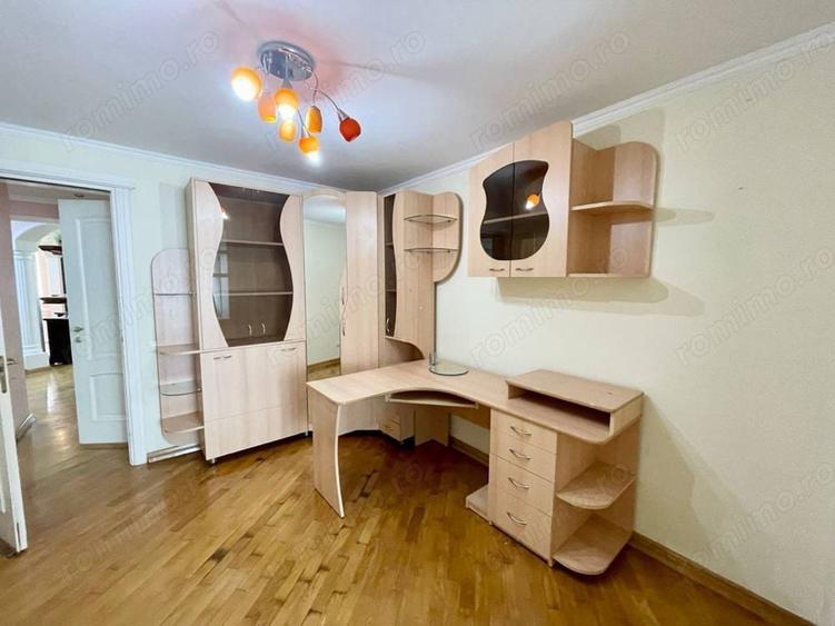 Apartament cu 3 camere decomandat în Planete