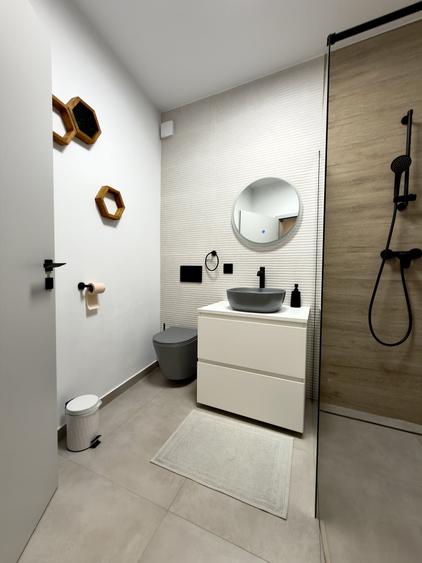 Apartament cu 3 camere semidecomandat, mobilat în Romană