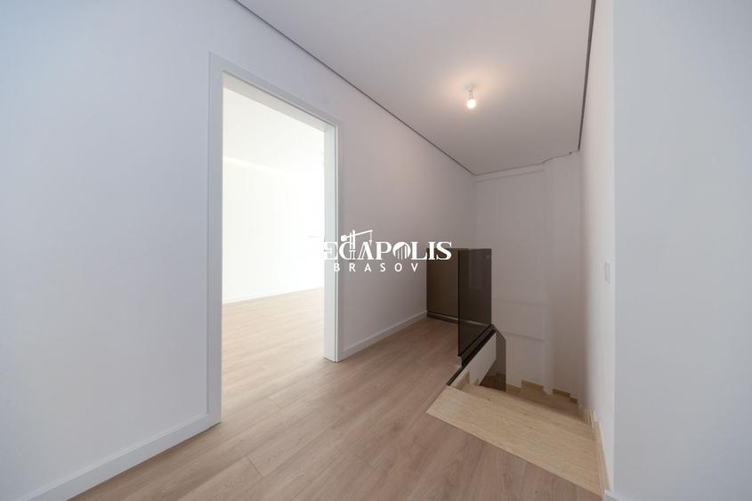 Penthouse cu 5 camere decomandat în Astra
