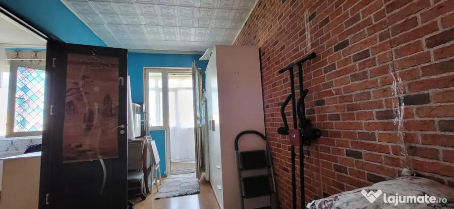 Apartament cu 2 camere semidecomandat în Peneș Curcanul