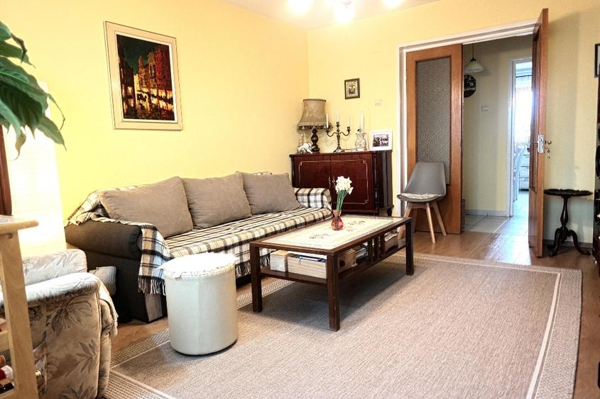 Apartament cu 5 camere decomandat, mobilat în Aurel Vlaicu