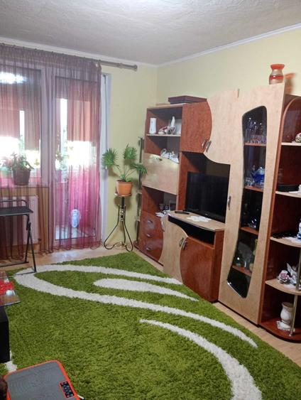 Apartament cu 3 camere semidecomandat în Rogerius