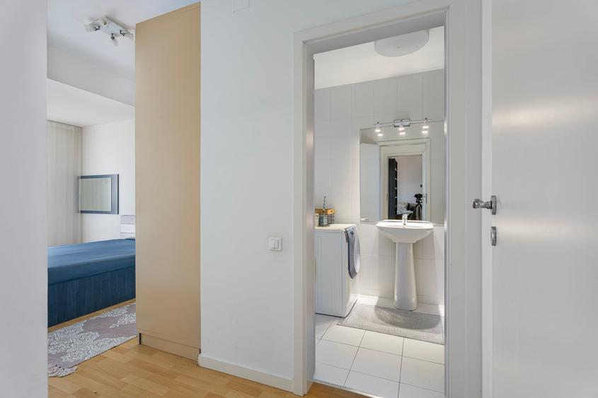 Apartament cu 3 camere semidecomandat în Calea Călărașilor