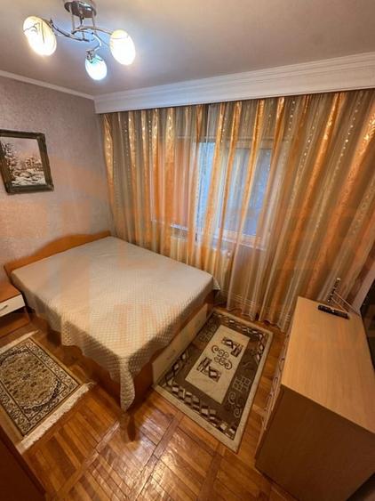 Apartament cu 3 camere semidecomandat, mobilat în Far
