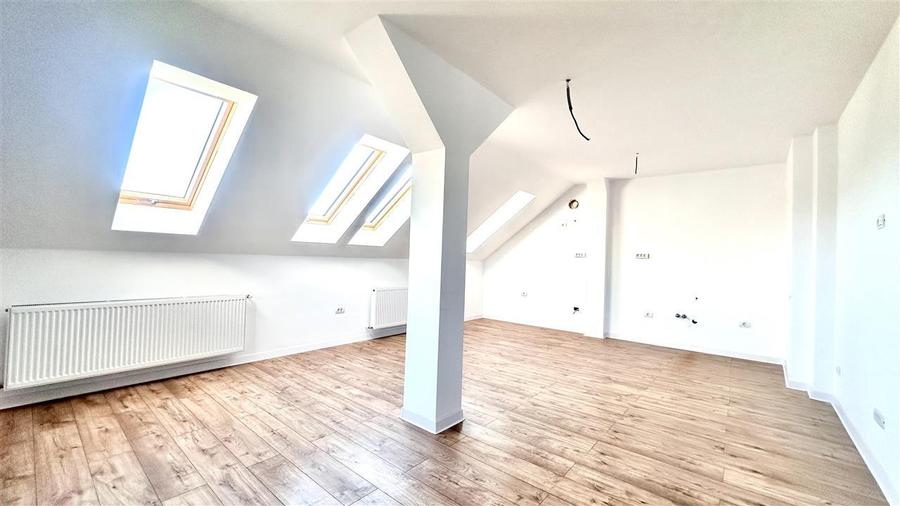 Apartament cu 3 camere decomandat în Tractorul
