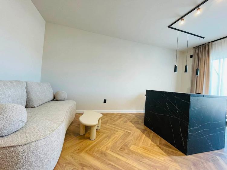 Apartament cu 3 camere semidecomandat, mobilat în Florești